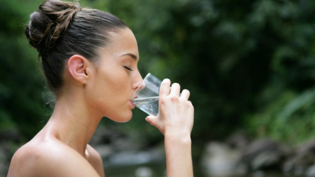 девушка пьет воду из стакана