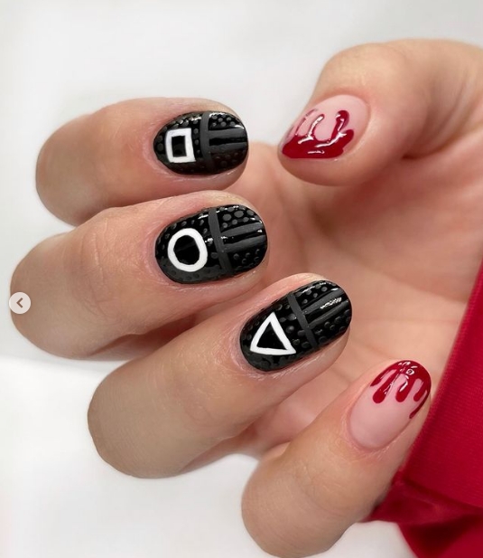 черные ногти с белыми геометрическими фигурами