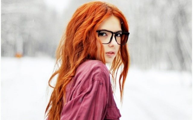рыжая девушка в очках