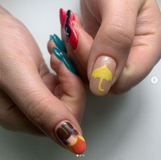 рисунок зонта и девочки на ногтях