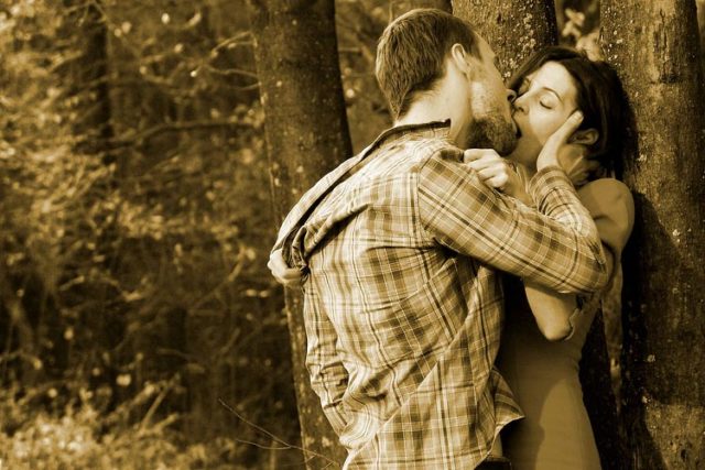 пара целуется в лесу