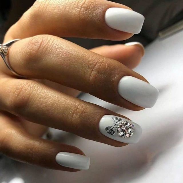 белые ногти с елочным шаром из камней