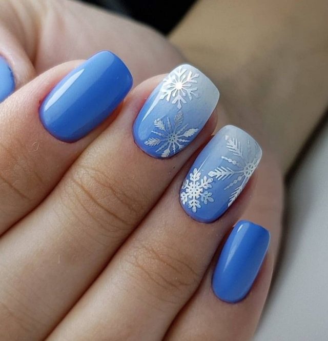 голубые ногти со снежинками