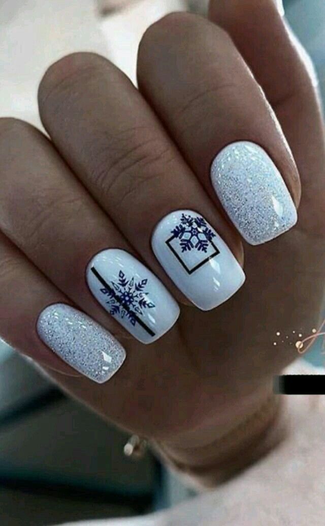 белые ногти с блестками и снежинками