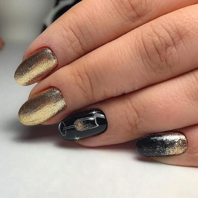 черно-золотые ногти с бокалом