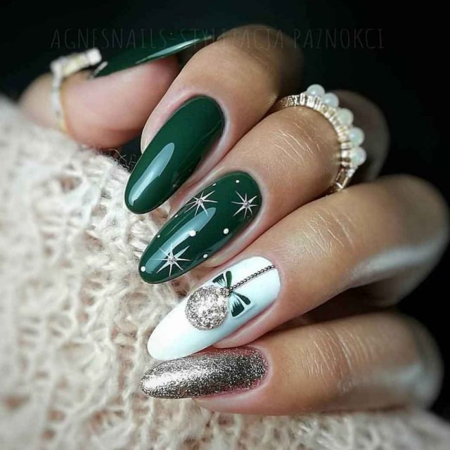бело-зеленые ногти с елочным шаром