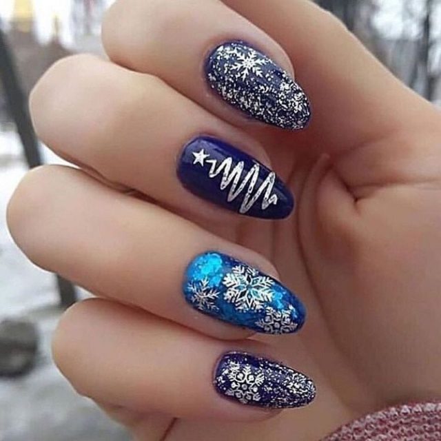 синие ногти с елочкой и снежинками
