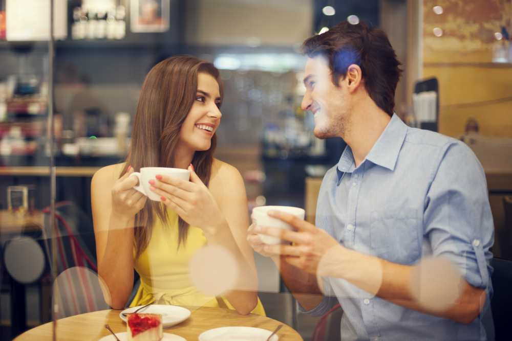 парень и девушка в кафе