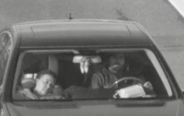 черно-белое фото машины и пассажиров в ней
