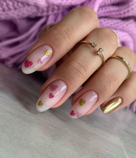 розовые и золотые сердечки на ногтях