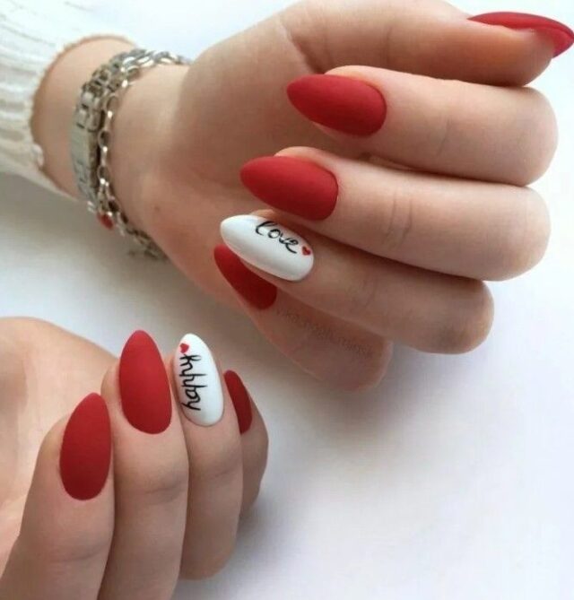 красно-белые ногти с надписью