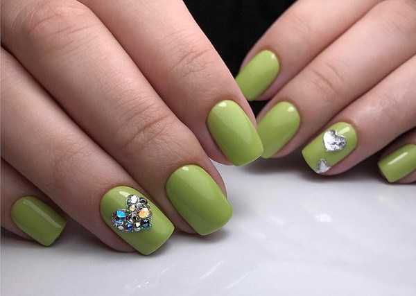 зеленые ногти с сердечком