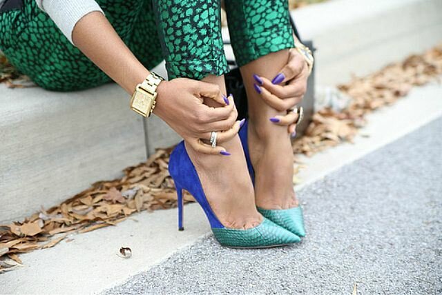 девушка в сине-зеленых туфлях на шпильке