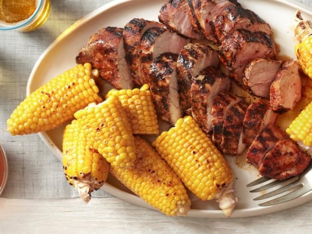 кукуруза и мясо на тарелке