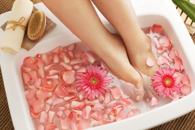 Освежающая и снимающая усталость ванночка для ног: рецепт своими руками