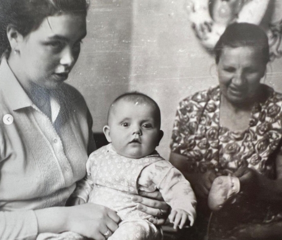 черно-белое фото с женщинами и ребенком