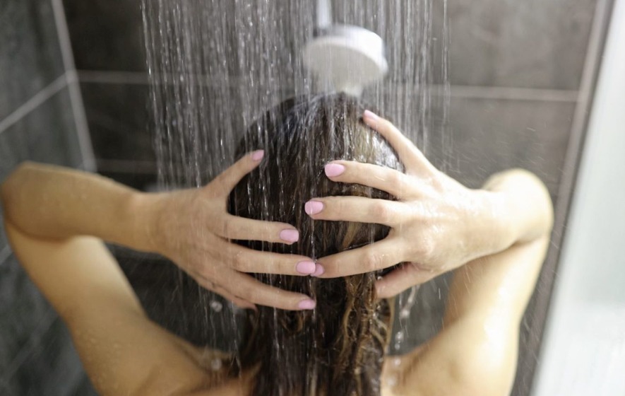 Как мыть волосы в душевой кабине