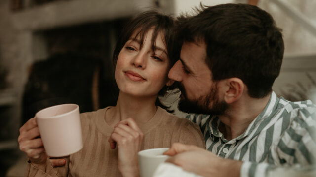 мужчина и женщина с чашкой