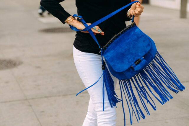 девушка с синей замшевой сумкой с бахромой