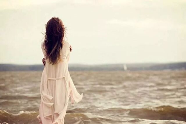 девушка смотрит на море