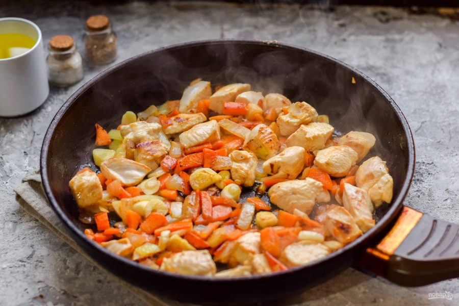 Рецепт грудки куриной с овощами на сковороде. Курица с овощами на сковороде. Куриное филе с овощами на сковороде. Овощи кусочками на сковороде. Курица с овощами на сков.