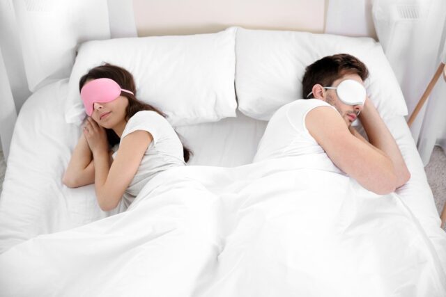парень и девушка спят в кровати 