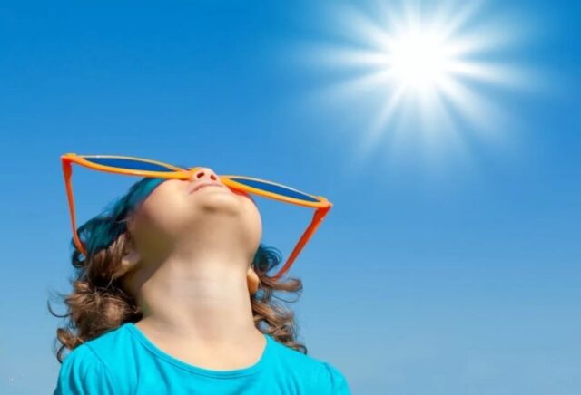 ребенок в солнцезащитных очках
