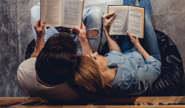 пара читает книги друг рядом с другом