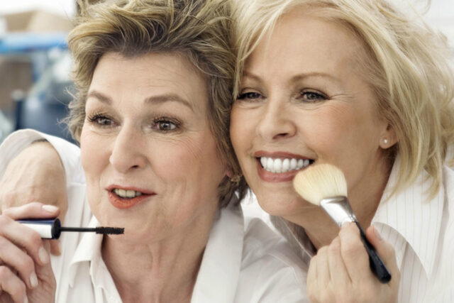 две женщины наносят макияж