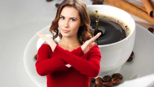 девушка на фоне чашки кофе