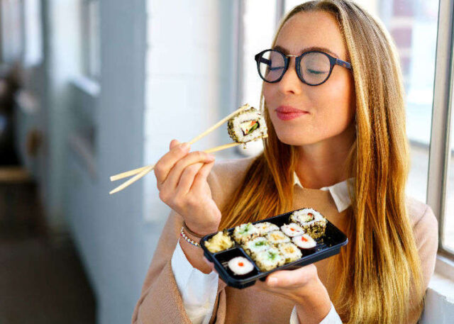 блондинка в очках ест суши