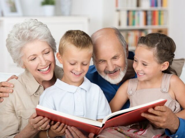 бабушка и дедушка читают книгу внукам