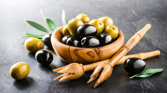 В чем разница между маслинами и оливками?