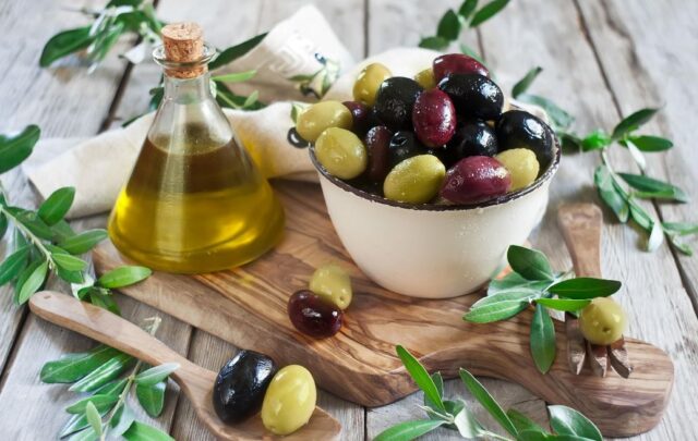 миска с оливками и маслинами