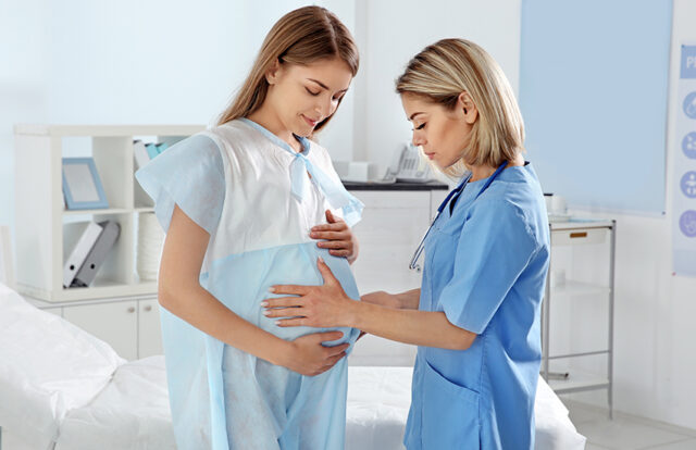 беременная женщина и врач