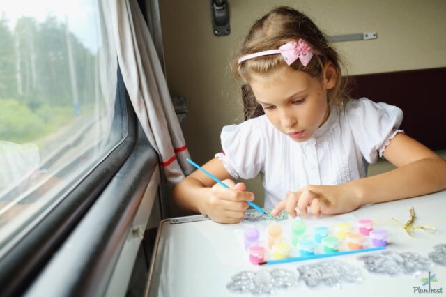 девочка рисует в поезде
