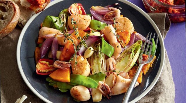 морепродукты с овощами в тарелке