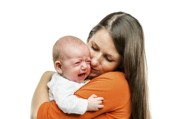 плачущий ребенок на руках у мамы