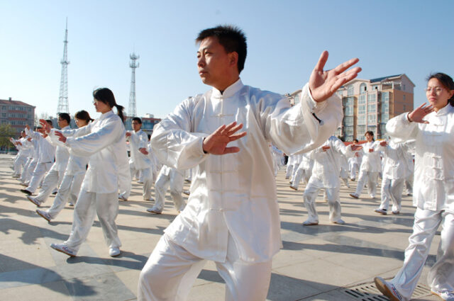 китайцы в белой одежде занимаются тайцзицюань