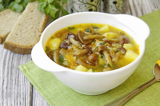 тарелка с гречневым супом с грибами