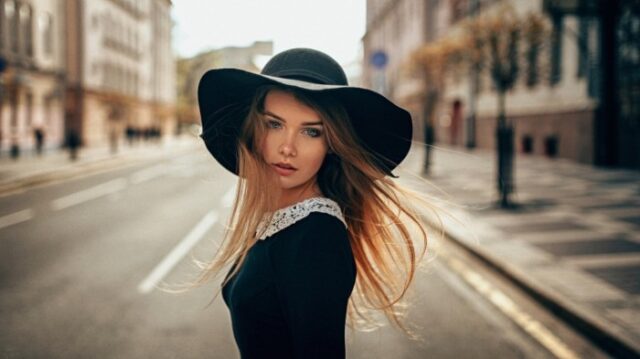 девушка в черной шляпе на улице