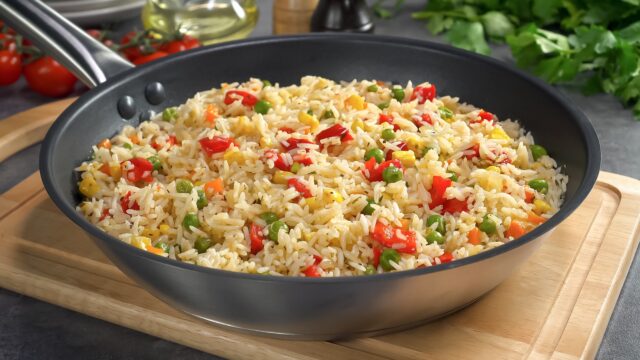 рис с овощами на сковороде