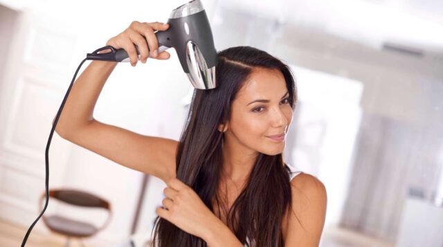 8 ошибок, которые мы совершаем, когда сушим волосы