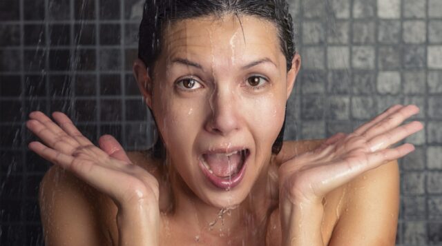Сияющая кожа и бодрость: чем ЕЩЁ полезен холодный душ
