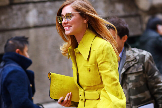 девушка в желтом жакете на улице