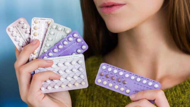 противозачаточные таблетки в женских руках