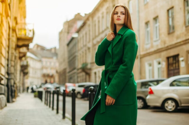 девушка в зеленом пальто на улице