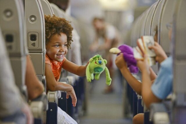 ребенок с игрушкой в самолете