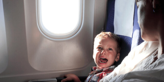 ребенок плачет в самолете
