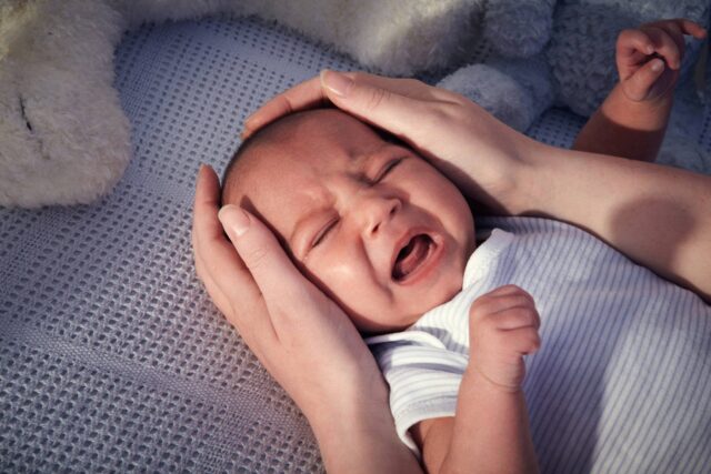 Почему новорожденные дети плачут: основные причины